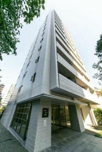 物件外観写真1　(鉄筋コンクリート造のがっちりとした建物。)