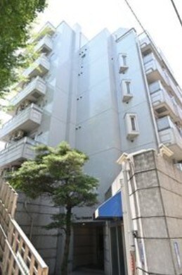 物件外観写真1　(鉄筋コンクリート造のがっちりとした建物。)