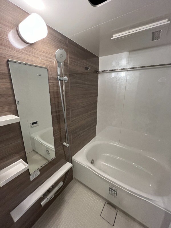 物件内観写真4　(追い焚き機能、浴室乾燥機付きバス。)
