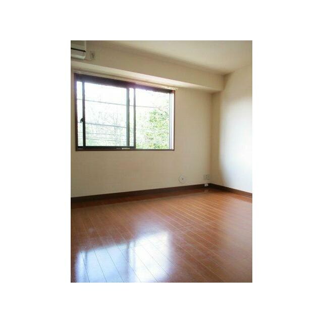 物件内観写真2　(8.0帖のきれいな洋室。)