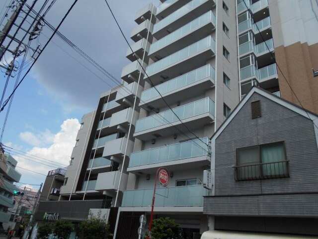 物件外観写真1　(鉄筋コンクリート造のがっちりとした建物。)