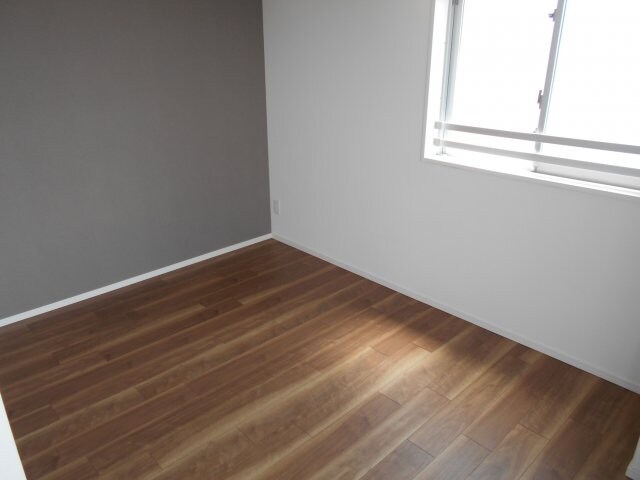 物件内観写真5　(明るい洋室！)
