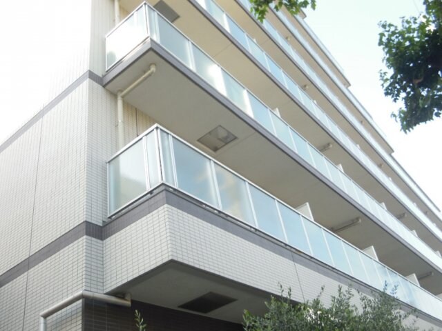 物件外観写真1　(鉄筋コンクリート造のがっちりとした造り。)