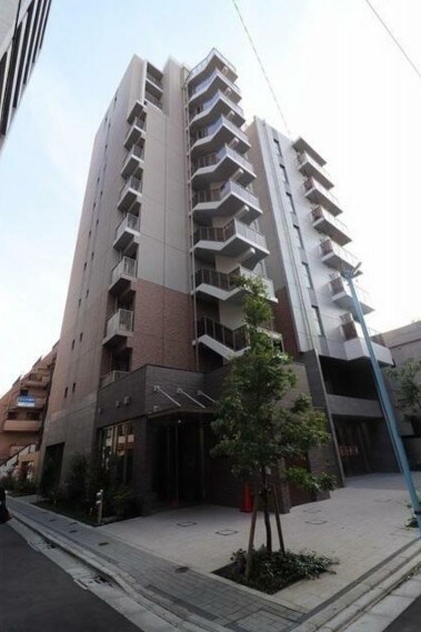 物件外観写真1　(鉄筋コンクリート造のがっちりとした建物。)