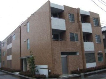 物件外観写真1　(鉄筋コンクリート造のがっちりとした建物。)