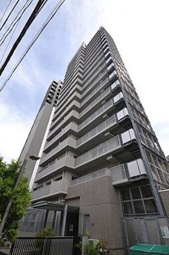 物件外観写真1　(鉄骨鉄筋コンクリート造のがっちりとした建物。)