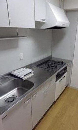 物件内観写真4　(グリル付き3口コンロのシステムキッチン。)