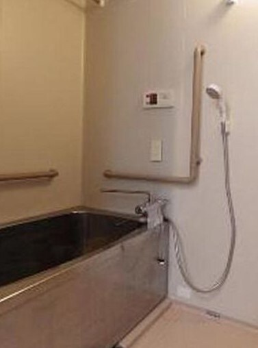 物件内観写真5　(追い焚き機能、浴室乾燥機付きバス。)