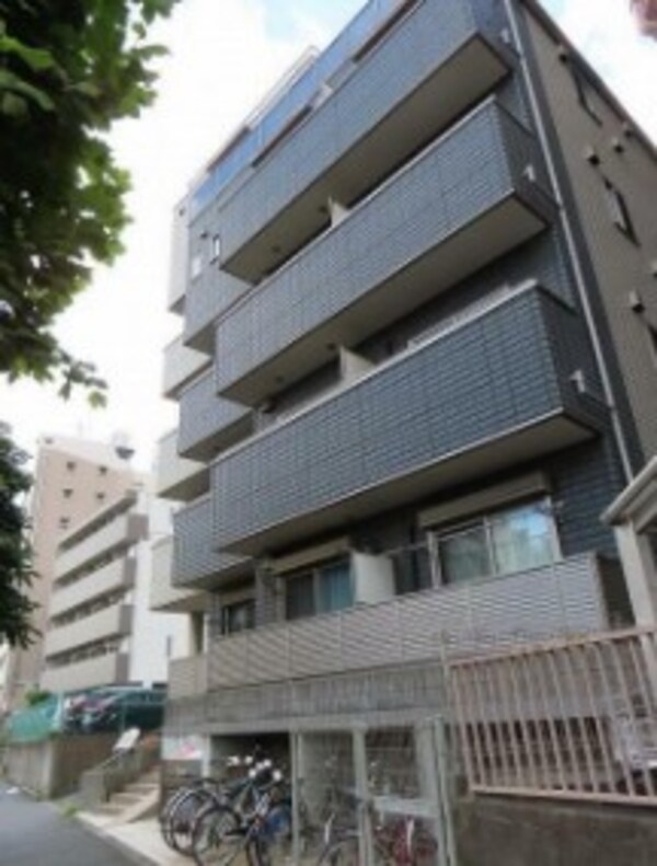 外観(鉄骨造のがっちりとした建物。)