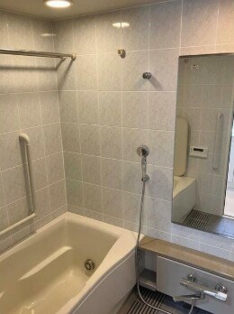 物件内観写真4　(追い焚き機能、浴室乾燥機付きバス。)