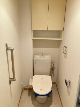 物件内観写真5　(温水洗浄便座。)