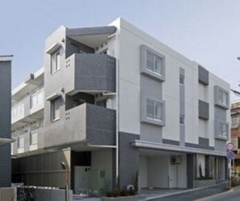 物件外観写真1　(鉄骨造のがっちりとした建物。)