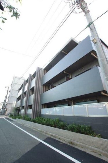 物件外観写真1　(鉄筋コンクリート造のがっちりとした建物。)