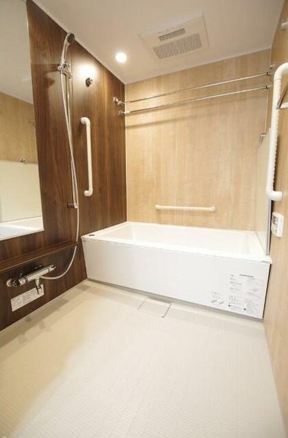 物件内観写真5　(追い焚き機能、浴室乾燥機付きバス。)