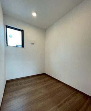 物件内観写真2　(明るい洋室！)