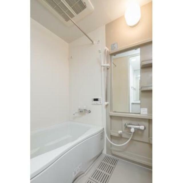 物件内観写真4　(追い焚き機能、浴室乾燥機付きバス。)