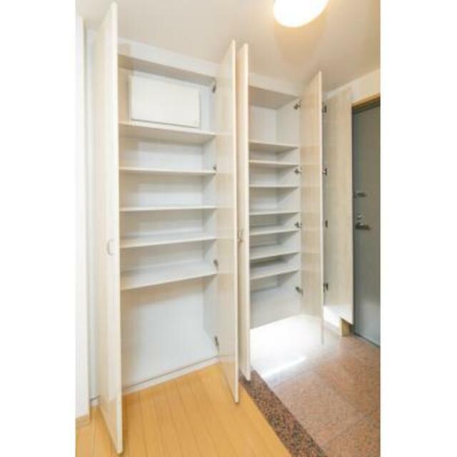 物件内観写真9　(シューズボックス完備。)