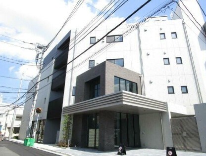 物件外観写真1　(鉄筋コンクリート造のがっちりとした建物。)