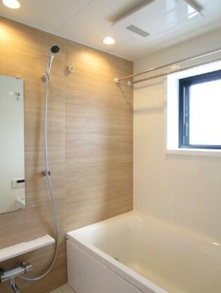 物件内観写真4　(追い焚き機能、浴室乾燥機付きバス。)