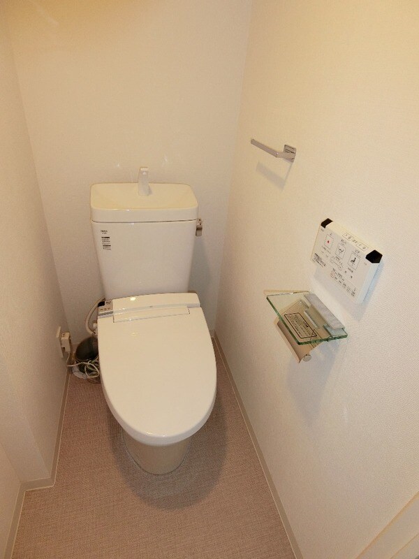 物件内観写真5　(温水洗浄便座。)