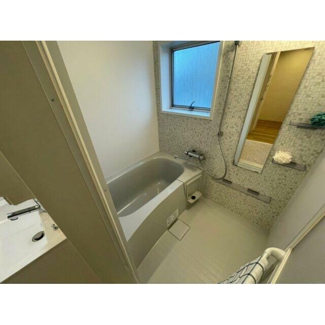 物件内観写真4　(追い焚き機能付きバス。)