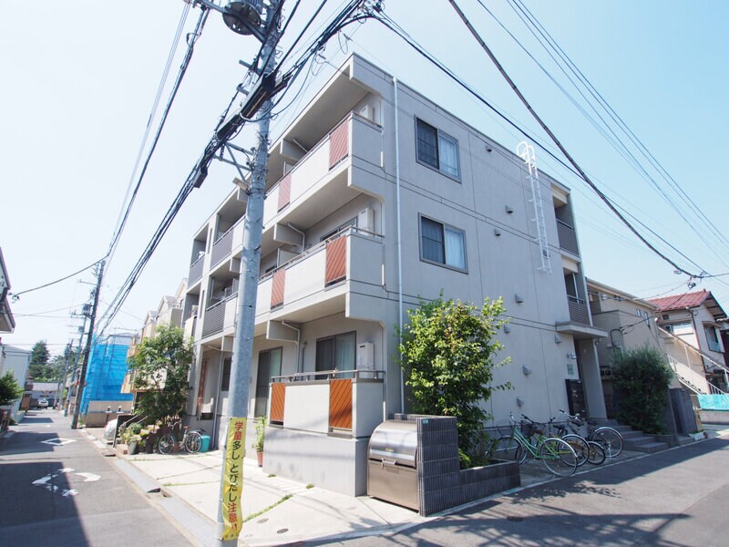 物件外観写真1　(鉄筋コンクリート造のがっちりとした建物。)