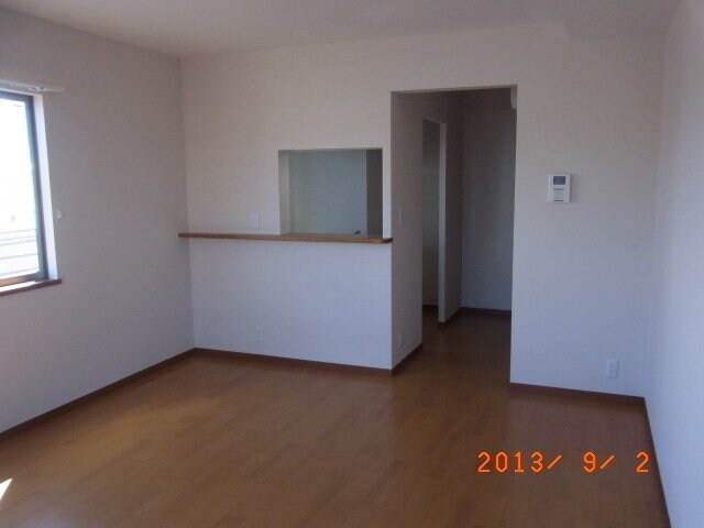 物件内観写真2　(13.5帖のきれいなLDK。)