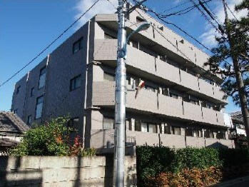 物件外観写真1　(鉄筋コンクリート造のガッチリとしたマンション。)