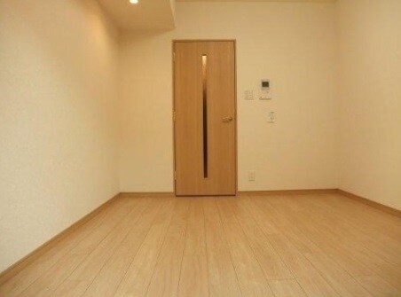 物件内観写真4　(6帖のきれいな洋室。)