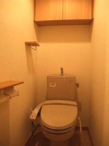 物件内観写真7　(温水洗浄便座。)