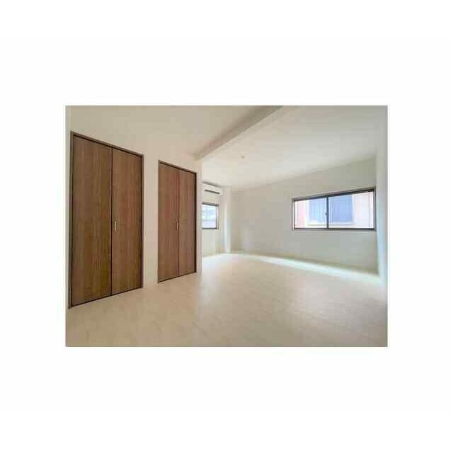 物件内観写真2　(16.0帖のきれいな洋室。)