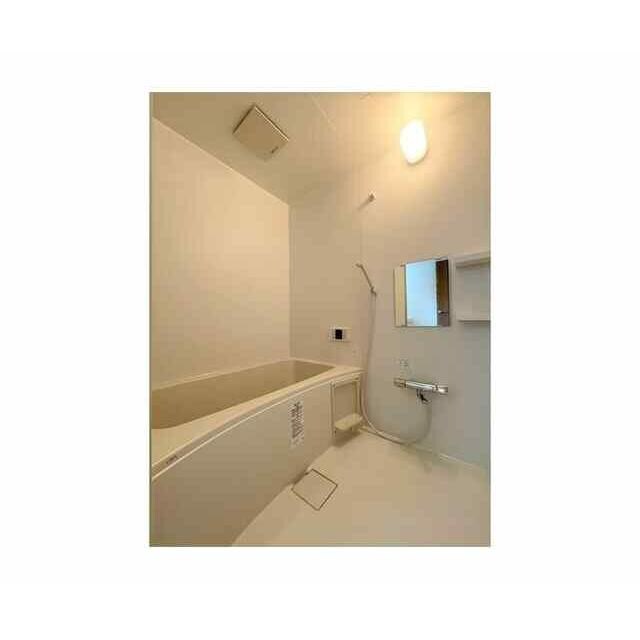 物件内観写真4　(追い焚き機能付きバス。)