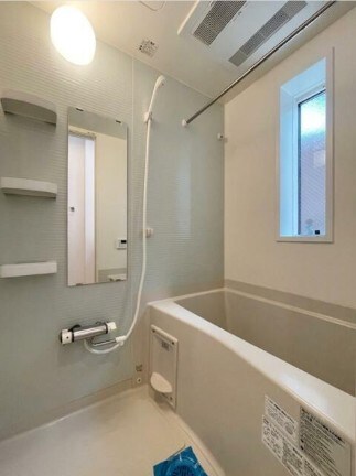 物件内観写真5　(追い焚き機能、浴室乾燥機付きバス。)