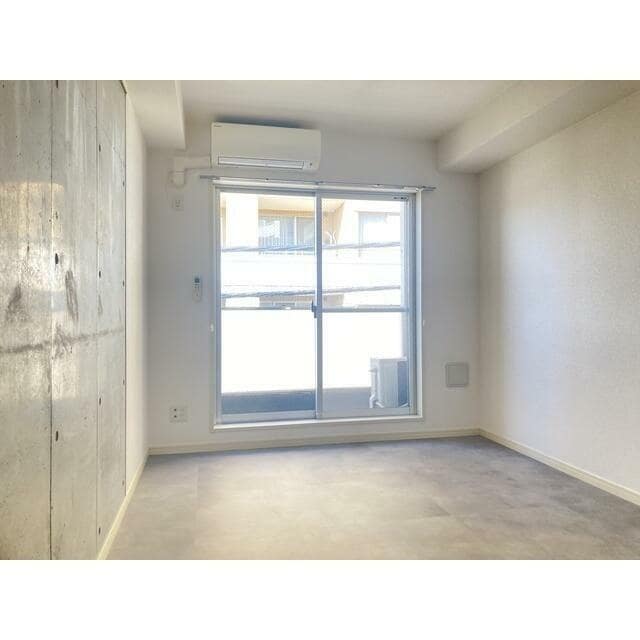 物件内観写真2　(7.6帖のきれいな洋室。)