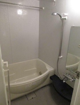 物件内観写真5　(追い焚き機能、浴室乾燥機付きバス。)