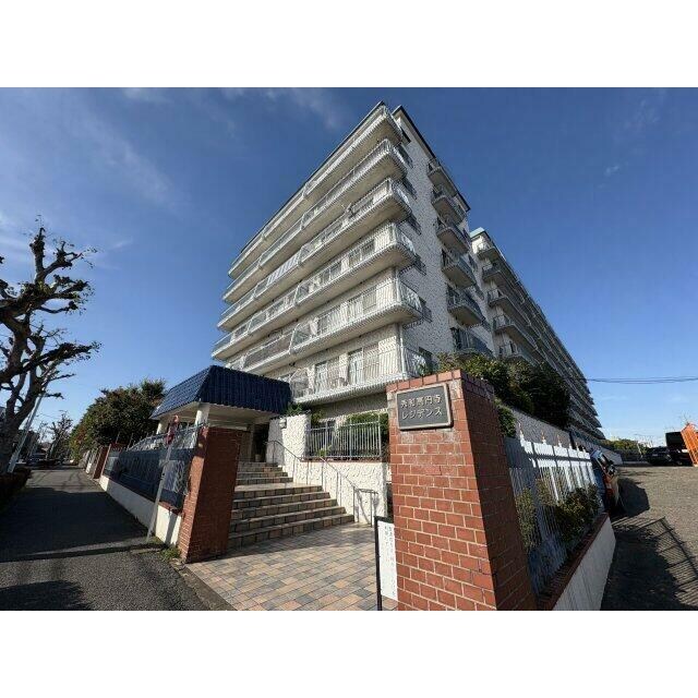 物件外観写真1　(鉄筋コンクリート造のがっちりとした建物。)