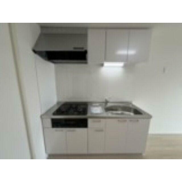 物件内観写真3　(グリル付き３口コンロ。)