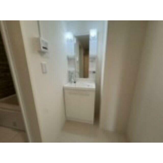 物件内観写真6　(嬉しい独立洗面台付き。)