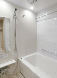 物件内観写真5　(追い焚き機能、浴室乾燥機付きバス。)