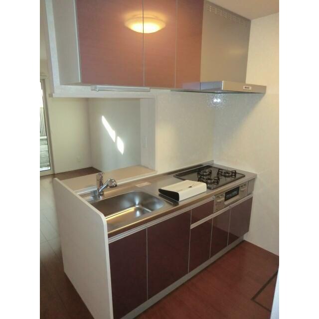 物件内観写真3　(グリル付き３口コンロ。)