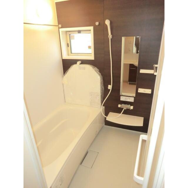 物件内観写真4　(追い焚き機能付きバス。)