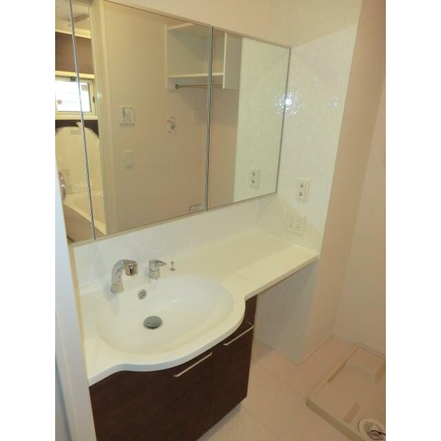 物件内観写真6　(嬉しい独立洗面台付き。)