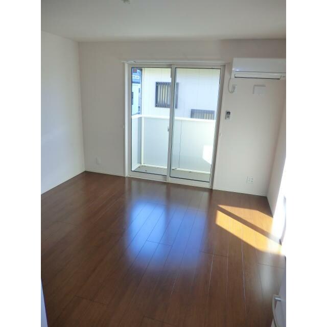 物件内観写真8　(きれいなフローリング。)