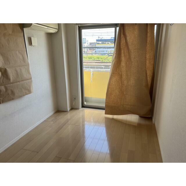 物件内観写真2　(6.0帖のきれいな洋室。)