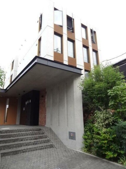 物件外観写真1　(鉄筋コンクリート造のがっちりとした建物。)