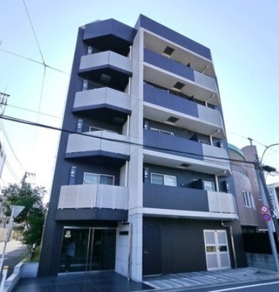 物件外観写真1　(鉄筋コンクリート造のがっちりとした建物。)