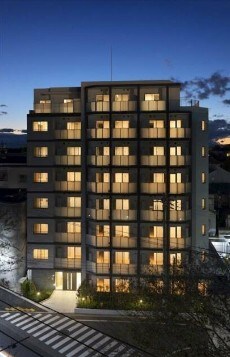 物件外観写真1　(鉄筋コンクリート造のがっちりとした建物。)