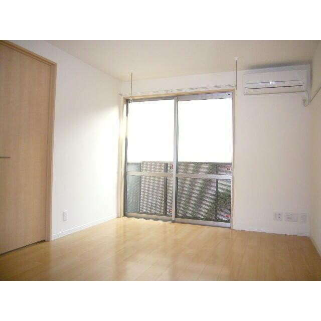 物件内観写真2　(明るい洋室！)