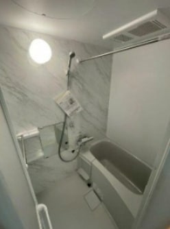 物件内観写真4　(浴室乾燥機付きバス。)