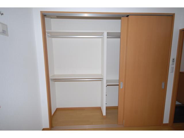 物件内観写真10　(天井まで使える収納スペース)